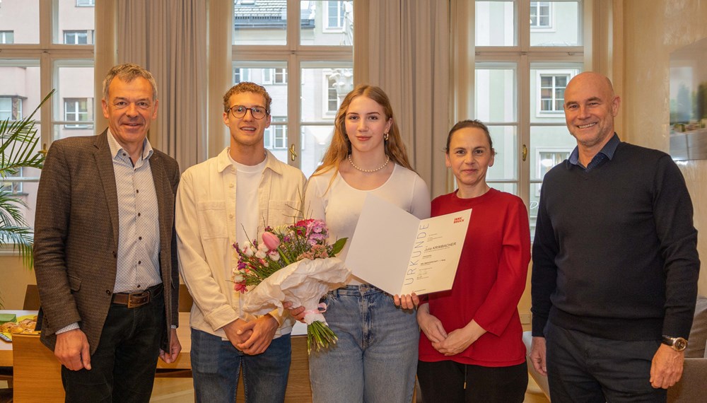 Die Cheerleading Nachwuchs Nationalteams haben im Vorjahr wieder österreichische Sportgeschichte geschrieben. Mit perfekten Final-Routinen wurden die Athletinnen aus Österreich mit Gold bei den ICU World Championships 2023 in den Kategorien Youth All Girl Median und Junior All Girl Advanced belohnt.
Mit Laura Pegutter und Julia Krimbacher (beide Kategorie Youth All Girl Median) waren auch zwei Raiderettes aus Tirol bei den Events in Orlando (USA) mit auf der Matte und haben zum erneuten Erfolg beigetragen. Aufgrund eines Übermittlungsfehlers bei der Ehrungsmeldung wurde die 14-jährige Innsbruckerin Julia Krimbacher nachträglich von Bürgermeister Georg Willi und Sportamtsleiters Romuald Niescher für ihre Erfolge geehrt.