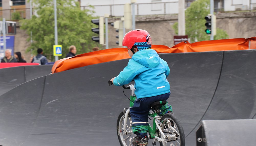 Spaß garantiert: Für kleine und große Radsport-Fans steht bis 18. Mai vor dem Sillpark ein Pumptrack zur Verfügung.