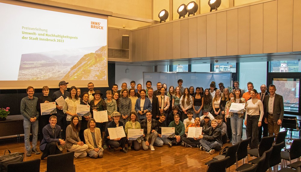 Die PreisträgerInnen des Umwelt- und Nachhaltigkeitspreises 2023 freuen sich im Innsbrucker Plenarsaal mit den VertreterInnen der Politik und Stadtverwaltung über die Auszeichnungen.