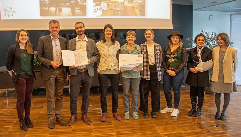 Bürgermeister Georg Willi (2.v.l.), Stadträtin Uschi Schwarzl (r.) und Organisatorin Nadine Winzer (Klimaneutrale Stadt, l.) freuen sich mit den Mitgliedern des Vereins Craftista über die Auszeichnung für das Näh-Café "Nadelöhr".