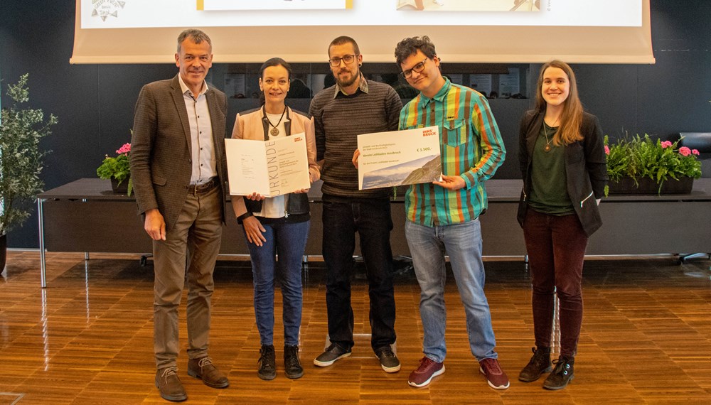 Bürgermeister Georg Willi (l.) und Organisatorin Nadine Winzer (Klimaneutrale Stadt, r.) freuen sich mit den VertreterInnen des Leihladens "Leila" über die Auszeichnung.
