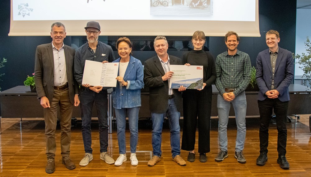 1. Platz für "Speis von Morgen" - Bürgermeister Georg Willi (l.) und Amtsvorstand Michael Deflorian (Klimaneutrale Stadt, r.) gratulieren herzlich.