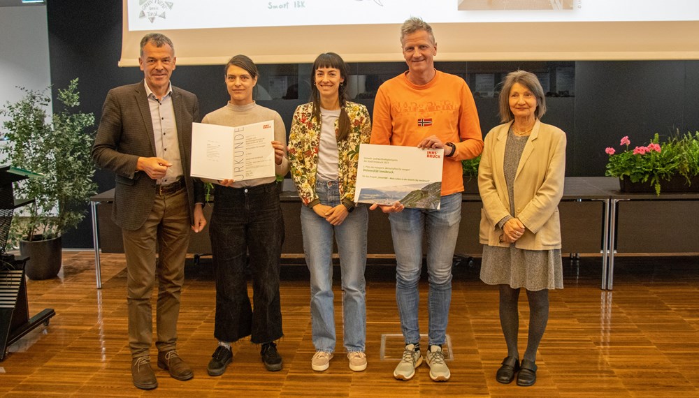 Ebenfalls den 1. Platz erreichen konnte das Projekt „SmartIBK – Mein Leben in der Smart City Innsbruck“. Bürgermeister Georg Willi (r.) und Stadträtin Uschi Schwarzl (l.) freuen sich mit den VertreterInnen der Universität Innsbruck.