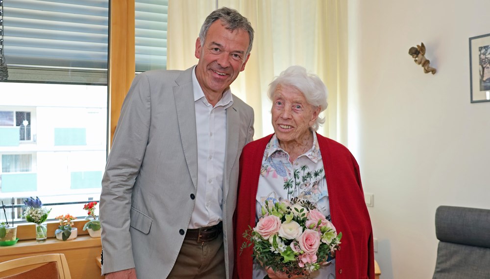 Bürgermeister Georg Willi gratulierte der rüstigen Seniorin Julia Schwingshackl zum 100. Geburtstag.