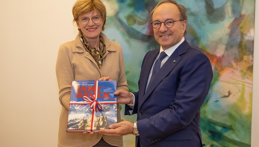 Die für Außenbeziehungen ressortverantwortliche Stadträtin Christine Oppitz-Plörer hatte kürzlich die Ehre, den neuen italienischen Botschafter in Wien, Giovanni Pugliese, gemeinsam mit Botschaftsrat Gabriele De Stefano im Innsbrucker Rathaus zu empfangen. Dabei wurde die Bedeutung des Dialogs zwischen den beiden Nachbarländern sowie die Bereitschaft zur Kooperation und Zusammenarbeit betont. Überdies wurden Themen wie Transitverkehr, der Brenner-Basistunnel, Tourismus, Integration und der Fachkräftemangel erörtert.
Der 1962 in Sydney geborene Diplomat Giovanni Pugliese kann auf eine beeindruckende Karriere zurückblicken. Unter anderem leitete er die Presse- und Kommunikationsabteilung des italienischen Außenministeriums. Zuvor war er von 2018 bis 2019 diplomatischer Berater des Ministers für wirtschaftliche Entwicklung, Arbeit und Sozialpolitik und stellvertretender Ständiger Vertreter Italiens bei der Europäischen Union in Brüssel.