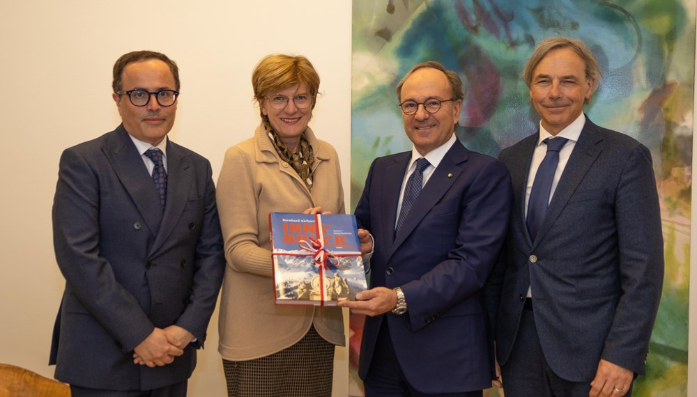 Die für Außenbeziehungen ressortverantwortliche Stadträtin Christine Oppitz-Plörer hatte kürzlich die Ehre, den neuen italienischen Botschafter in Wien, Giovanni Pugliese, gemeinsam mit Botschaftsrat Gabriele De Stefano im Innsbrucker Rathaus zu empfangen. Dabei wurde die Bedeutung des Dialogs zwischen den beiden Nachbarländern sowie die Bereitschaft zur Kooperation und Zusammenarbeit betont. Überdies wurden Themen wie Transitverkehr, der Brenner-Basistunnel, Tourismus, Integration und der Fachkräftemangel erörtert.
Der 1962 in Sydney geborene Diplomat Giovanni Pugliese kann auf eine beeindruckende Karriere zurückblicken. Unter anderem leitete er die Presse- und Kommunikationsabteilung des italienischen Außenministeriums. Zuvor war er von 2018 bis 2019 diplomatischer Berater des Ministers für wirtschaftliche Entwicklung, Arbeit und Sozialpolitik und stellvertretender Ständiger Vertreter Italiens bei der Europäischen Union in Brüssel.