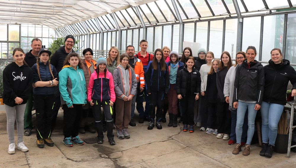 Die SchülerInnen bekamen einen Einblick in handwerkliche Lehrberufe bei der Stadt Innsbruck. Stadträtin Elisabeth Mayr (hinten M.) besuchte die TeilnehmerInnen des Girls‘ Day und sah viele Talente aufblitzen.