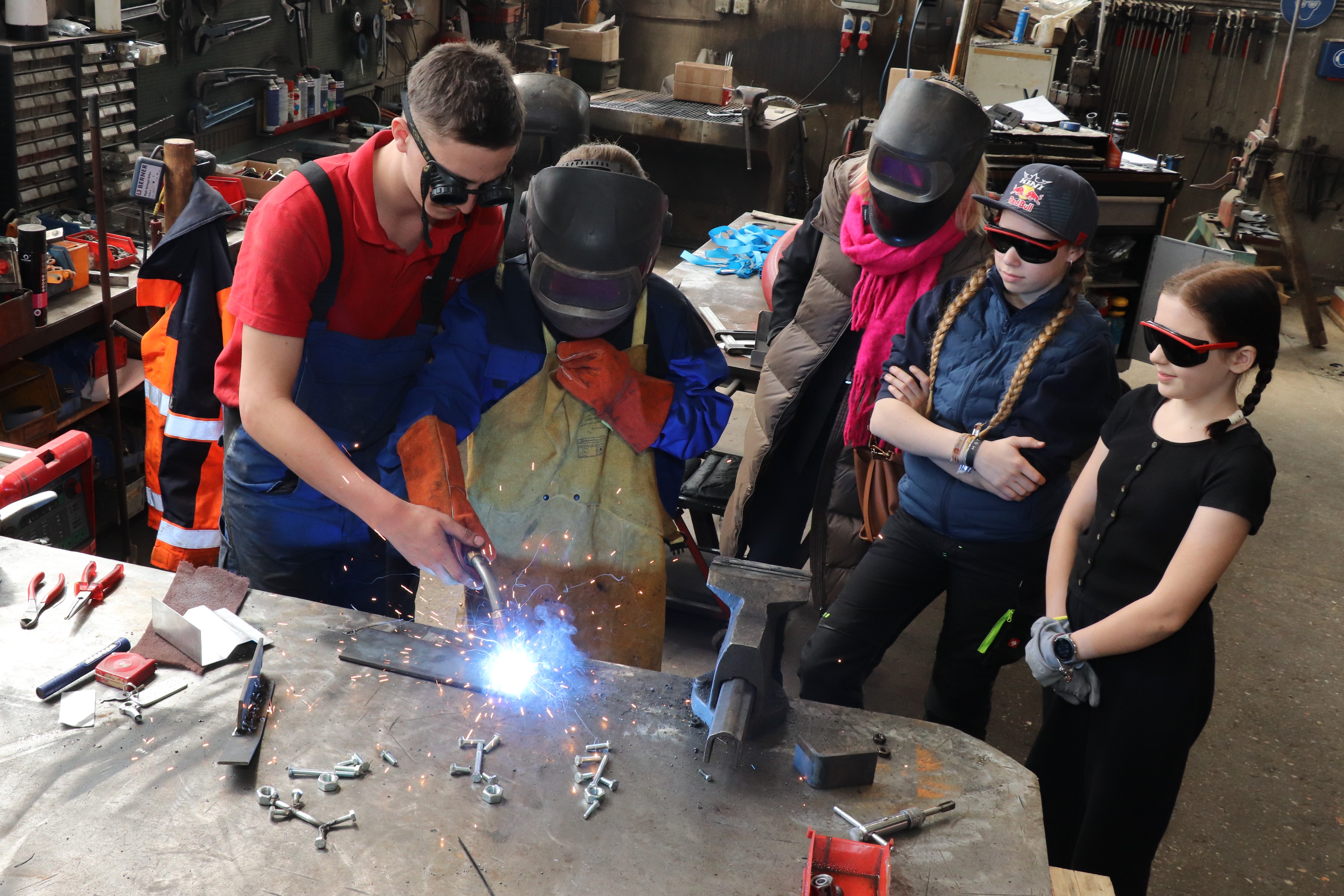 In der Werkstatt bekamen die Mädchen die Möglichkeit selbst das Schweißen auszuprobieren.