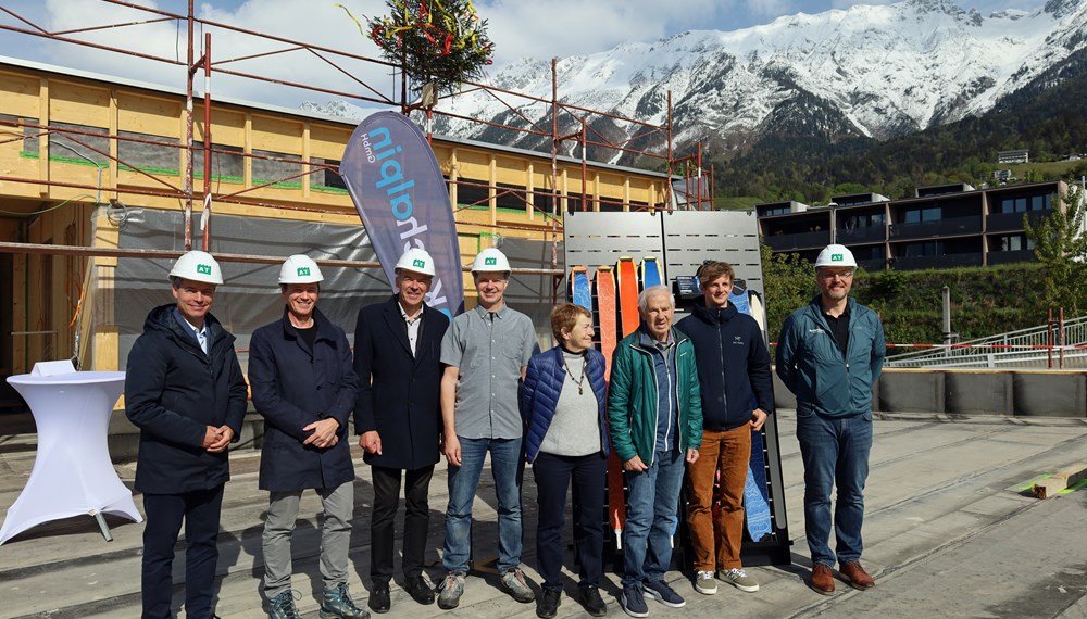 Vizebürgermeister Markus Lassenberger, Architekt Michael Lukasser, Bürgermeister Georg Willi, Koch alpin Geschäftsführer Werner Koch, die Eltern von Werner Koch Gerlinde und Eduard, sein Sohn Jakob und Koch alpin COO Stephan Haupt (v.l.n.r).