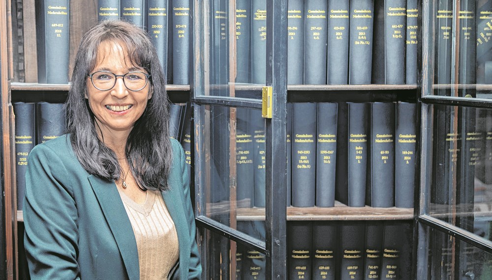 Gerne zeigt Susanne Plankensteiner die gesammelten, gebundenen Gemeinderatsschriften – „Ertrag langer Arbeit“, aber auch ein Symbol für gelebtes Demokratie-Bewusstsein im Sinne von nachvollziehbaren,
transparenten Entscheidungsprozessen.