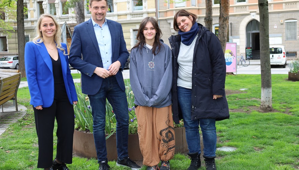 Bewältigen gemeinsam die Herausforderungen des Pflegealltags: Stefanie Hofmann (Dipl.-Krankenpflegerin und Heimleiterin), Michael Urschitz (städt. Pflegekoordinator), Maria Maaß (Pflegelehrling) und Simone Alber (Pflegeassistentin)
