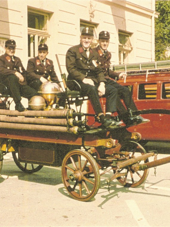 Die erste Mühlauer Spritze von 1875: eine handbetriebene Pumpe mit Saug- und Druckbetrieb auf einer Pferdekutsche (hier bei der 90-Jahr-Feier)