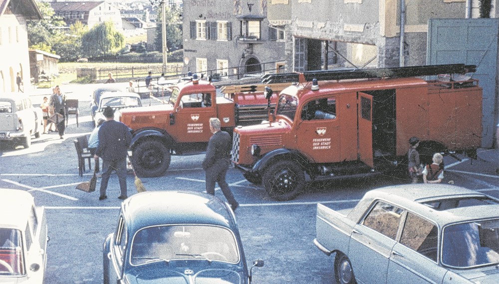 LF8 und TLF – beide Opel Blitz – bei der 90-Jahr-Feier 1964 vor der Feuerwache