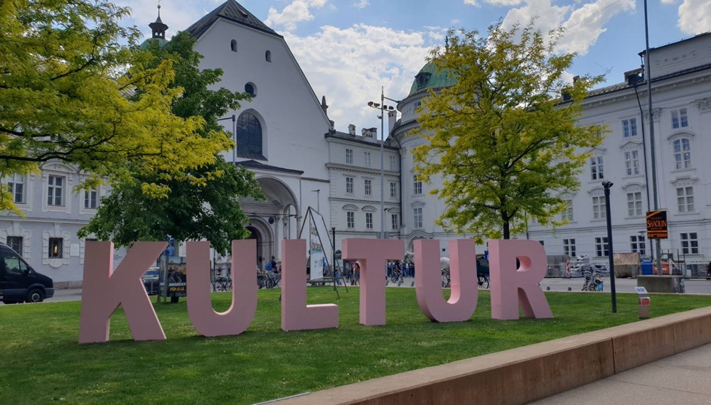 Insgesamt vier Wortdenkmäler mit den Titeln „Forschung“, „Kultur“, „Provokation“ und „Marmelade“ haben Christine und Andreas Pavlic für die „gedenk_potenziale 2024“ geschaffen. Die temporären Kunstwerke sind bis Anfang Juni zu sehen.