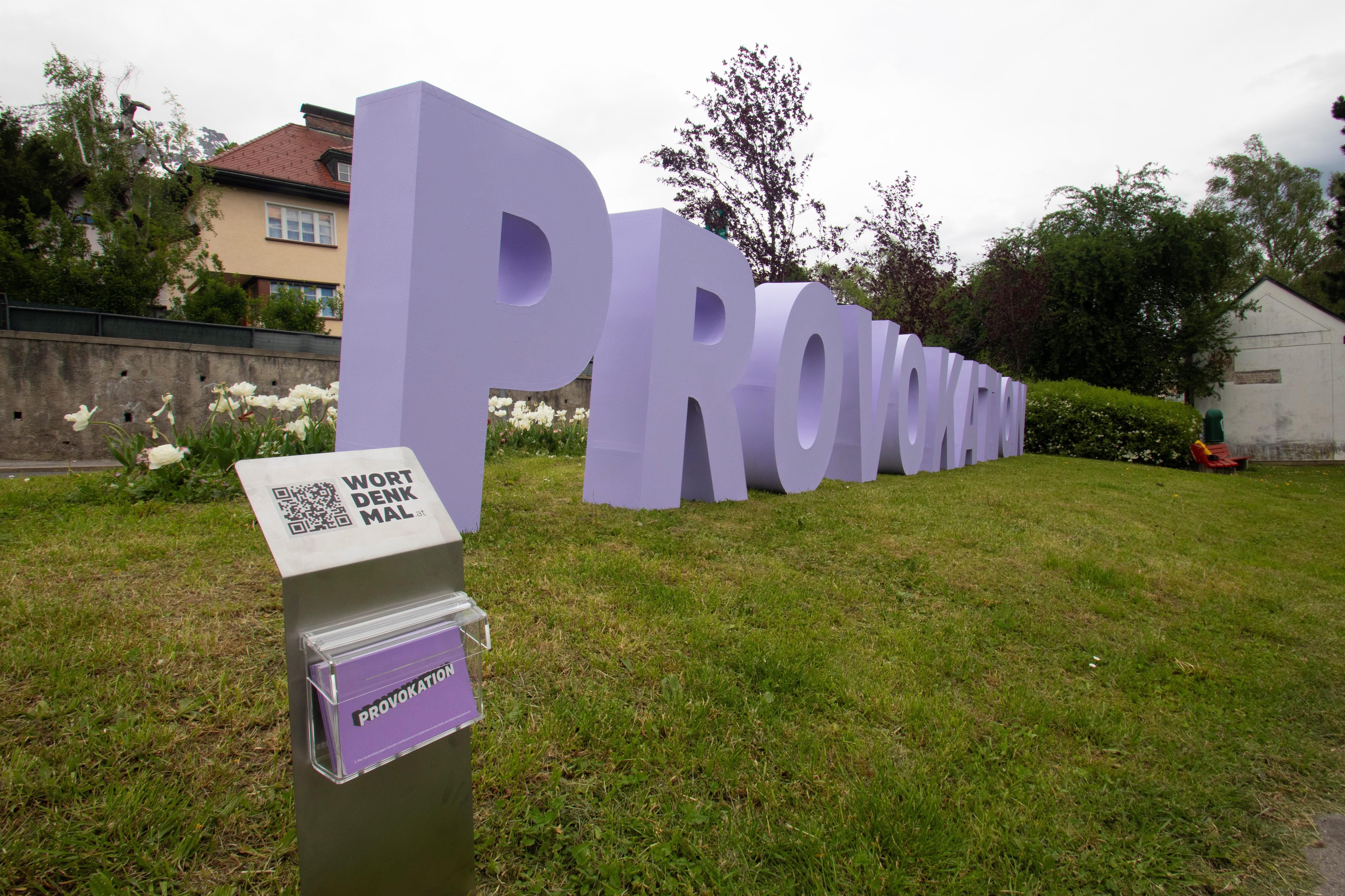 In Hötting wurde das Wortdenkmal "Provokation" bereits in den ersten Tagen zum Ziel von Vandalismus.