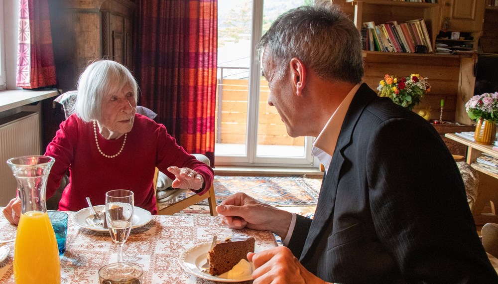 Bürgermeister Georg Willi besuchte Elisabeth Millonig in ihrer Wohnung in Arzl.