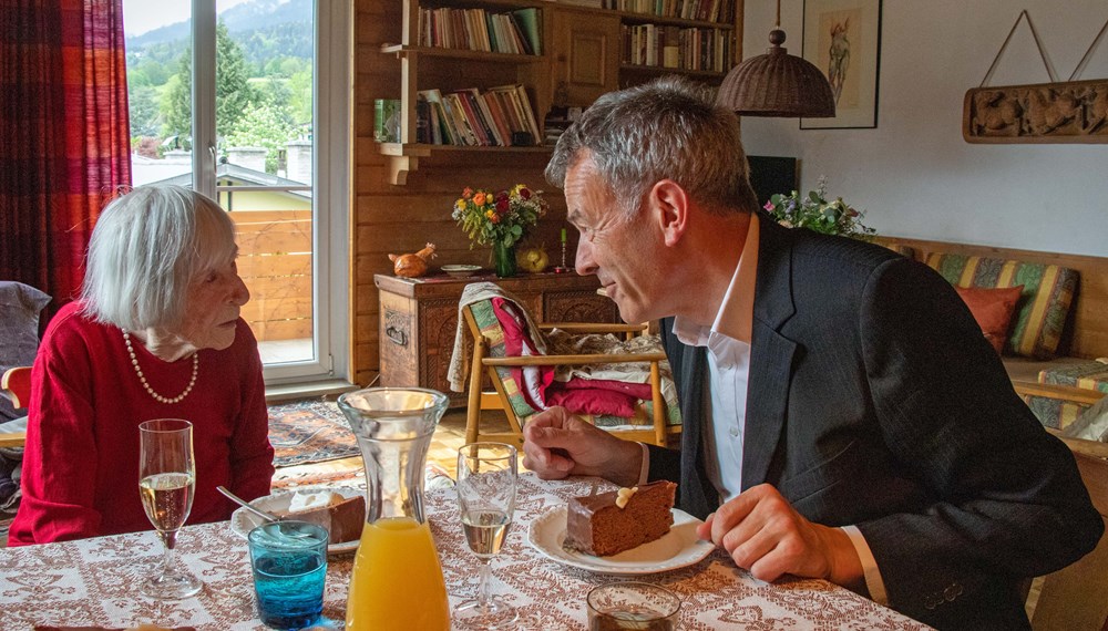 Jubilarin Elisabeth Millonig erzählt Bürgermeister Georg Willi bei Sekt und Kuchen von ihrem Leben.
