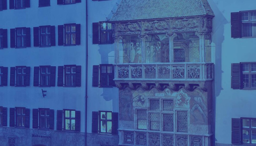 Das Goldene Dachl macht am 12. Mai in blauem Licht auf den weltweiten ME/CFS-Aktionstag aufmerksam.