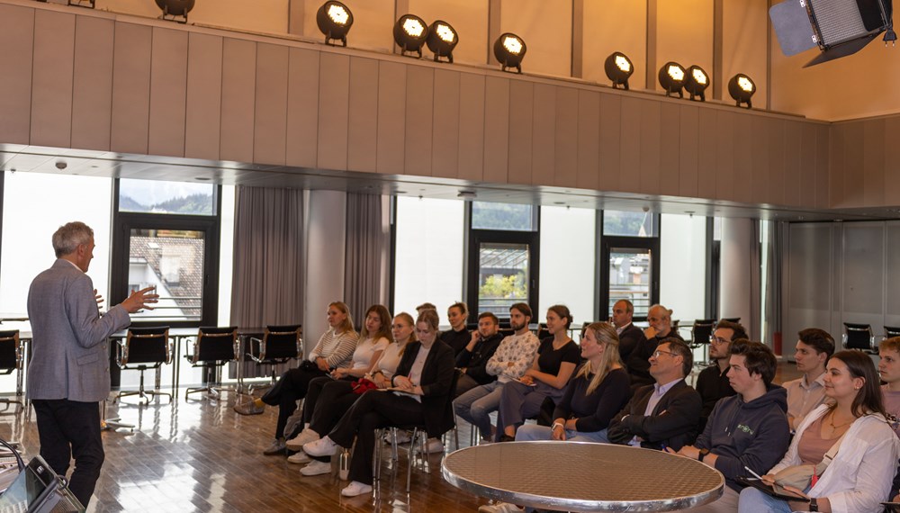 Bürgermeister Georg Willi und Magistratsdirektorin Gabriele Herlitschka empfingen Professoren und Studierende der Technischen Universität Wien im Rathaus der Tiroler Landeshauptstadt. Die Gäste erhielten einen umfassenden Einblick in die Tätigkeitsfelder des Stadtmagistrats Innsbruck. Referentin Anne Weidner (Raumplanung und Stadtentwicklung), Amtsvorstand Mathias Behmann (Stadtvermessung und Statistik) sowie Manfred Hirsch (Gebäude- und Wohnungsregister) präsentierten ihre vielseitigen Aufgabenbereiche. Dabei wurden stadtrelevante Schwerpunkte wie das Leerstands-Monitoring, Zahlen und Fakten aus dem Statistikwesen, die Nachverdichtung bestehender Wohnobjekte, Raumordnungskonzepte sowie die Schaffung von qualitativem und leistbaren Wohnraum diskutiert.