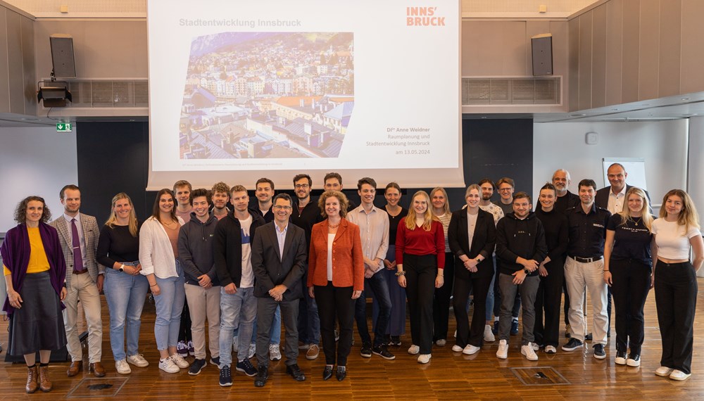 Bürgermeister Georg Willi und Magistratsdirektorin Gabriele Herlitschka empfingen Professoren und Studierende der Technischen Universität Wien im Rathaus der Tiroler Landeshauptstadt. Die Gäste erhielten einen umfassenden Einblick in die Tätigkeitsfelder des Stadtmagistrats Innsbruck. Referentin Anne Weidner (Raumplanung und Stadtentwicklung), Amtsvorstand Mathias Behmann (Stadtvermessung und Statistik) sowie Manfred Hirsch (Gebäude- und Wohnungsregister) präsentierten ihre vielseitigen Aufgabenbereiche. Dabei wurden stadtrelevante Schwerpunkte wie das Leerstands-Monitoring, Zahlen und Fakten aus dem Statistikwesen, die Nachverdichtung bestehender Wohnobjekte, Raumordnungskonzepte sowie die Schaffung von qualitativem und leistbaren Wohnraum diskutiert.
