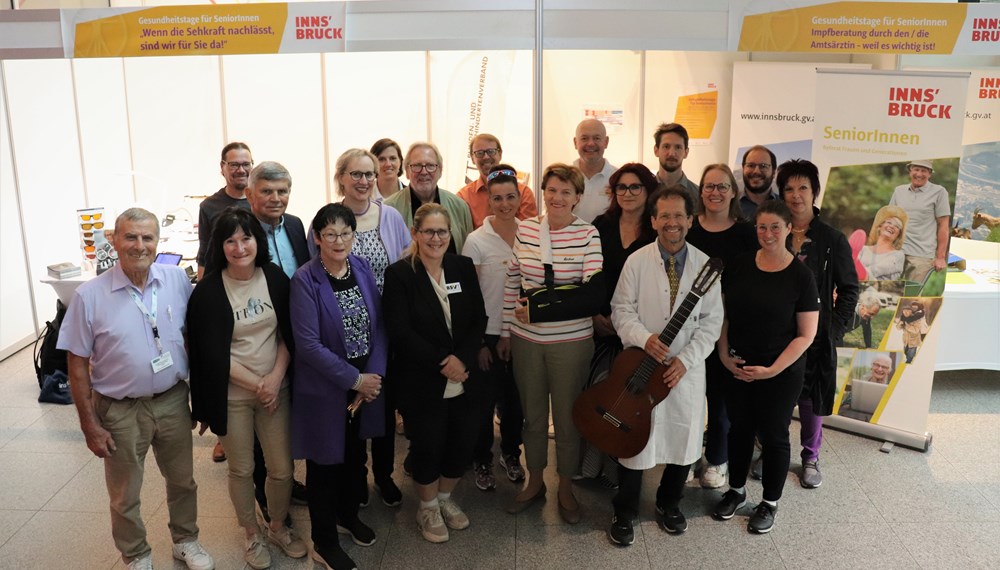 Noch heute und morgen stehen die ExpertInnen bei den Gesundheitstagen für SeniorInnen in den Rathausgalerien mit interessanten Informationen bereit. Stadträtin Christine Oppitz-Plörer (M.) machte sich ein Bild der Veranstaltung. Organisatorin Uschi Klee (2. Reihe r.) war ebenfalls vor Ort.