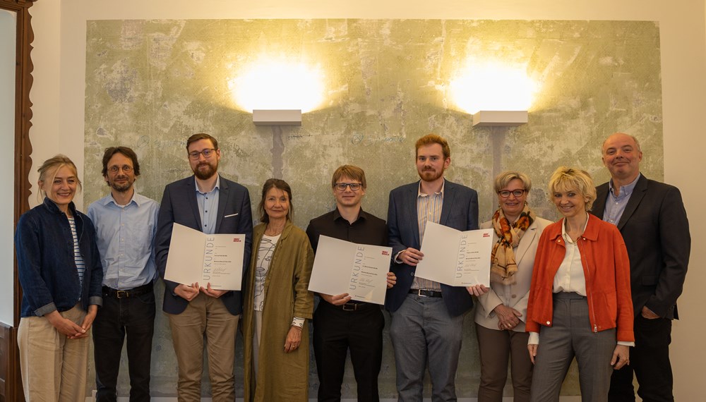 Bei der Verleihung des Marianne-Barcal-Preises im Innsbrucker Stadtarchiv/Stadtmuseum: Jurymitglied Ingrid Böhler (Leiterin Institut für Zeitgeschichte, LFU), Laudator Patrick Kupper (Institut für Geschichtswissenschaften und Europäische Ethnologie, LFU), Preisträger Konrad Pölzl, Stadträtin Uschi Schwarzl, Preisträger Marcel Amoser, Preisträger Tobias Leichter, Birgit Neu (Leiterin MA V), Jurymitglied Julia Hörmann (Institut für Geschichtswissenschaften und Europäische Ethnologie, LFU) und Lukas Morscher (Leiter Stadtarchiv/Stadtmuseum).
