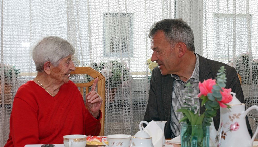 Bei Kaffee und Kuchen erzählte Sophie Schipflinger Bürgermeister Georg Willi aus ihrem Leben und ihrer Arbeit beim Magistrat.
