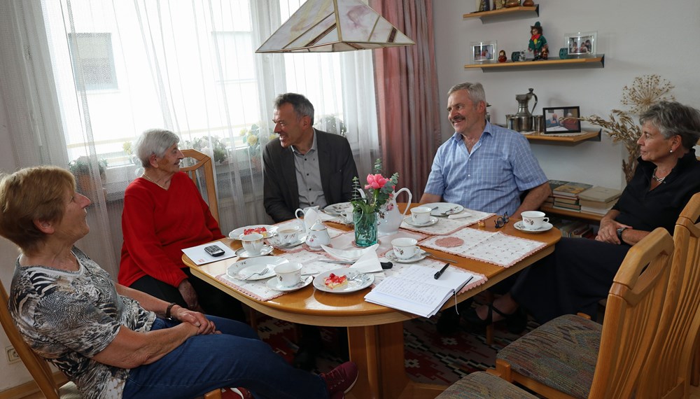 Gemeinsam mit ihrer Tochter Margit (l.), ihrer Nichte Paula (r.), deren Mann Andreas (2.v.r.) und Bürgermeister Georg Willi feierte Sophie Schipflinger ihren Hunderter.