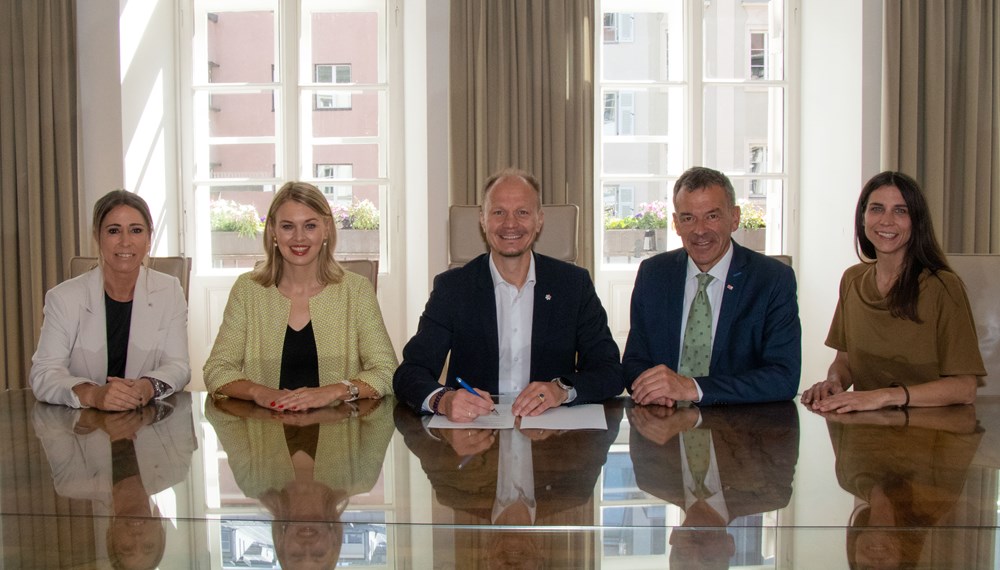 Die neue Stadtregierung unterzeichnete ihr Arbeitsübereinkommen für die kommenden sechs Jahre: Stadträtin Mariella Lutz, Vizebürgermeisterin Elisabeth Mayr, Bürgermeister Johannes Anzengruber, Vizebürgermeister Georg Willi und Stadträtin Janine Bex (alle designiert, v.l.)