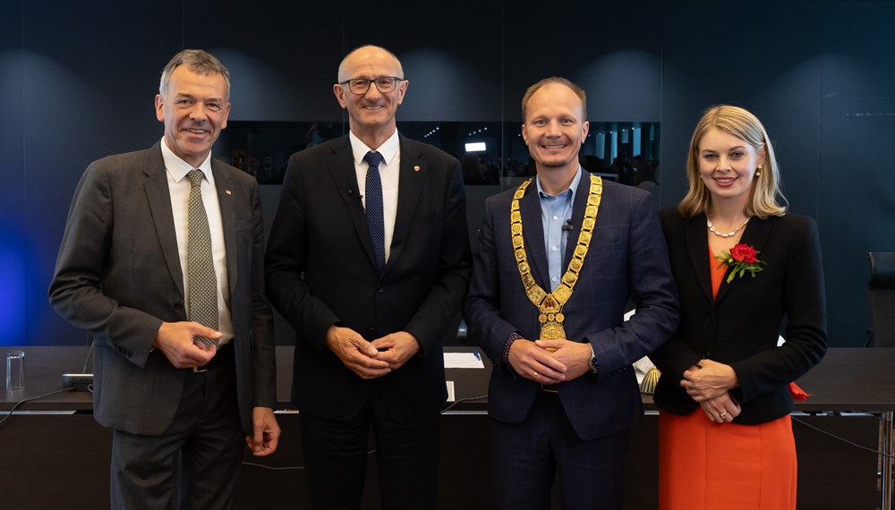 Wurden von Landeshauptmann Anton Mattle (2.v.l.) angelobt: Bürgermeister Johannes Anzengruber (2. v.r.), der erste Vizebürgermeister Georg Willi (1.v.l.) und die zweite Vizebürgermeisterin Elisabeth Mayr (1.v.r.).