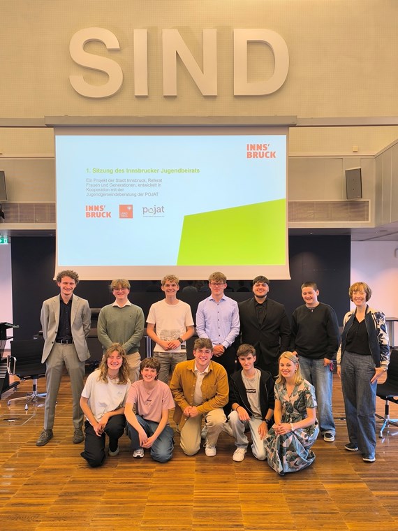 Vizebürgermeisterin Elisabeth Mayr (vorne, 1. v.r.) begrüßte die Mitglieder des neuen Jugendbeirats, Jakob Egger (Referat Frauen und Generationen, 1. v.l.) und Martina Steiner (POJAT, 1. v.r.) im Plenarsaal des Innsbrucker Rathauses.