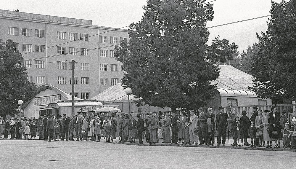 Die sog. Zelgergründe zwischen Triumphpforte und IKB-Hochhaus waren noch viele Jahre beliebter Standort von Zirkussen. Hier um 1938.