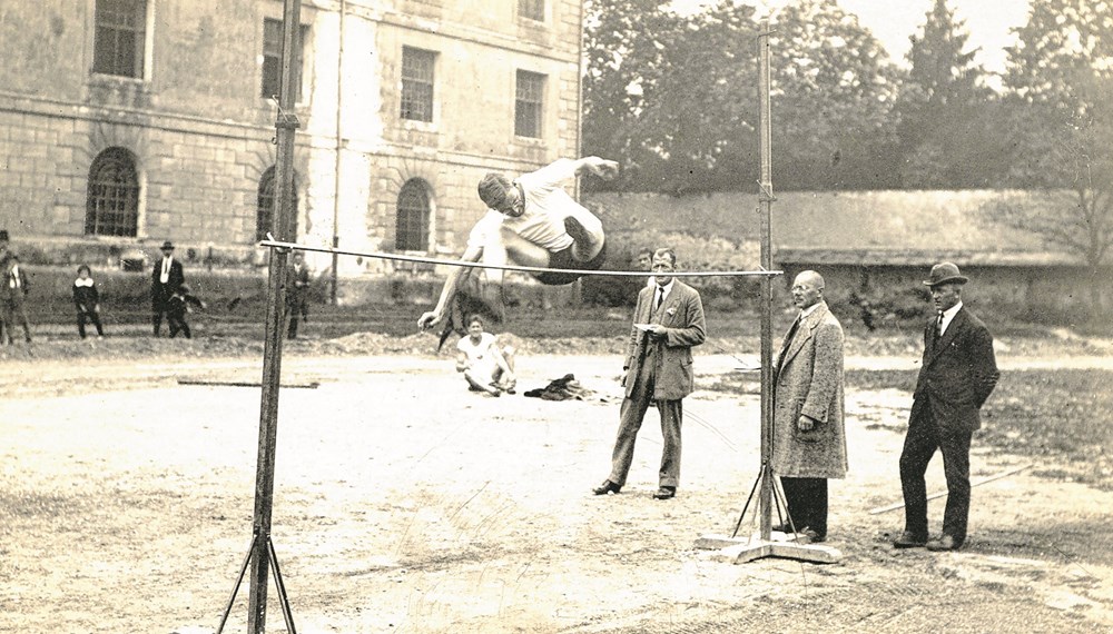 Ein Hochsprungwettkampf 1921 im Hof der Klosterkaserne. Später wurde sie in Fennerkaserne umbenannt, heute befinden sich dort die SOWI-Anlagen.