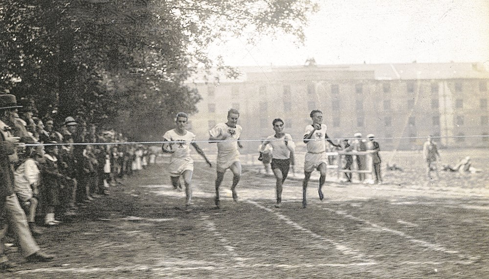Zieleinlauf bei der Tiroler Meisterschaft 1921 im 100-Meter-Lauf. Die Sportanlage befand sich im Hof der Klosterkaserne, später Fennerkaserne. Heute befinden sich die SOWI-Gebäude auf dem Gelände.