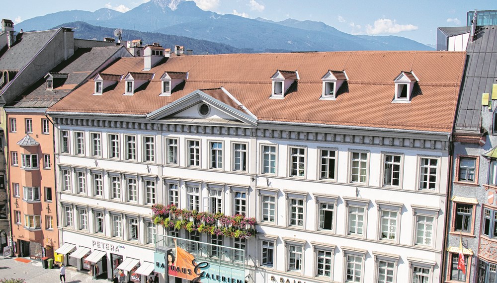 Durch eine demokratische Wahl werden nicht nur sprichwörtlich die Spielkarten, sondern auch Büroräumlichkeiten neu verteilt. Davon sind 38 politische Büros in zwei Gebäuden, allein 35 davon im Rathaus, betroffen.
