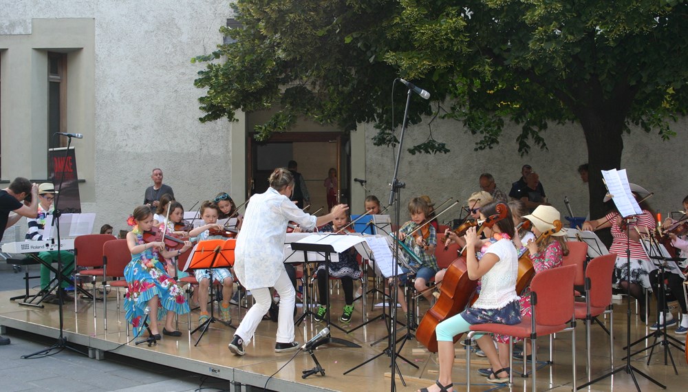 An zwei Stationen in der Innenstadt – im Innenhof des Stage12-Hotels und in der Ursulinenpassage – finden am 20. Juni das Hofkonzert und das Moonlightkonzert statt.