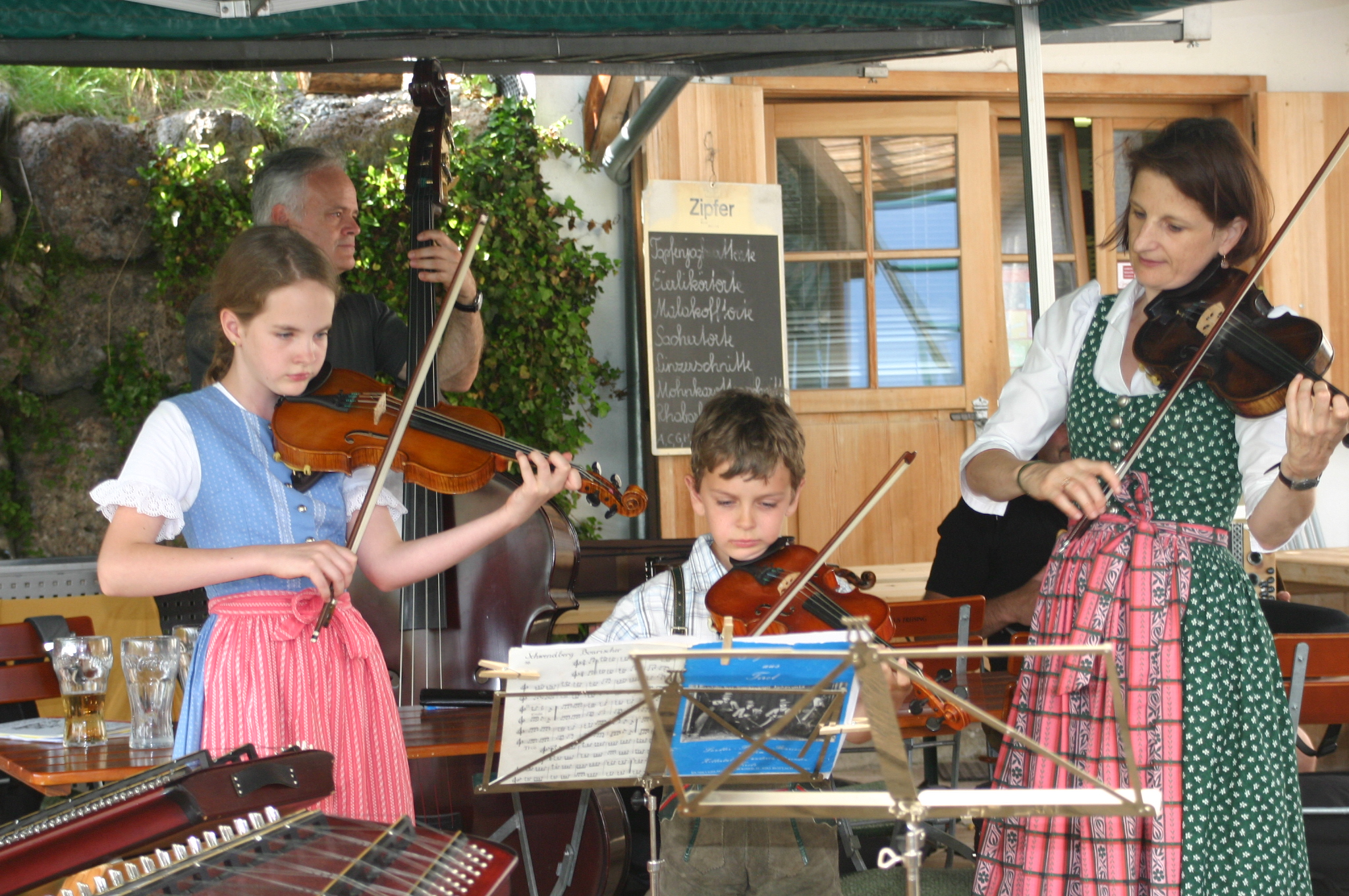 Schwungvoll, musikantisch und tänzerisch: Am 21. Juni ist Volksmusik auf der Arzler Alm zu hören.