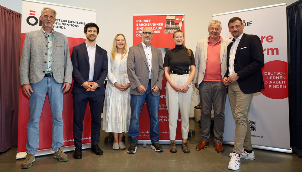 (v.l.n.r.) Alexander Zainzinger (Heimleitung Wohnheim Pradl), Timo Bovelino (Bereichsleitung Integrationszentren ÖIF), Tamara Hildner (Leitung Team Berufschancen ÖIF), Prokurist Bernd Gastl (Leitung Personalabteilung ISD), Johanna Sebesse (Leitung Integrationszentrum Tirol ÖIF), ISD-Geschäftsführer Hubert Innerebner und Pflegekoordinator Michael Urschitz (Stadt Innsbruck) freuen sich über die gelungene Veranstaltung.