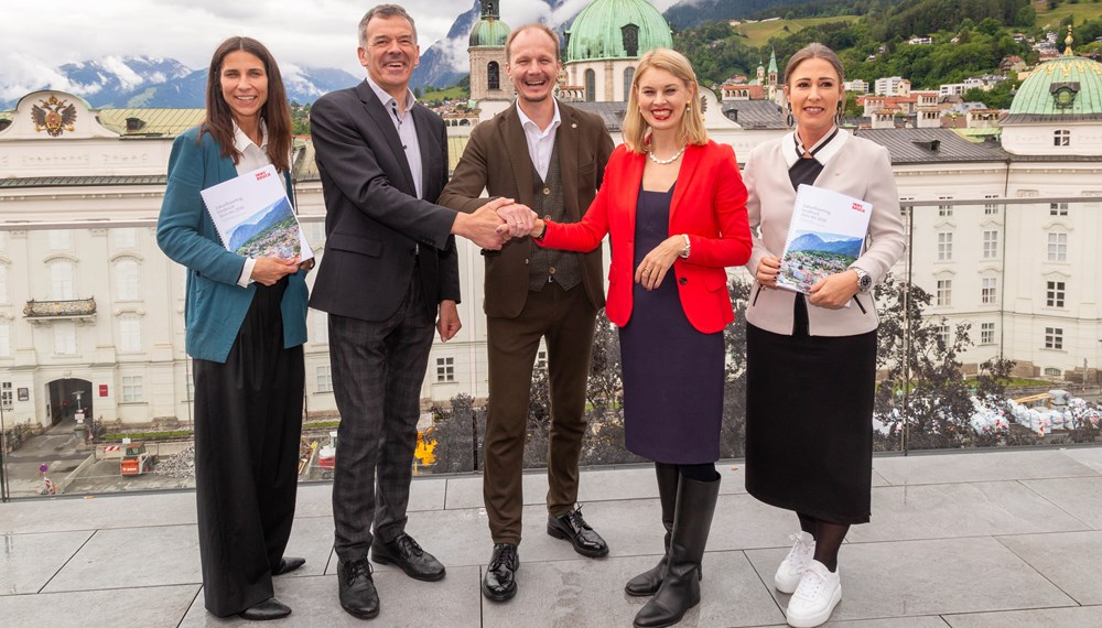 Der Zukunftsvertrag 2024-2030 wurde im Haus der Musik präsentiert: (v.l.) Stadträtin Janine Bex, Vizebürgermeister Georg Willi, Bürgermeister Johannes Anzengruber, Vizebürgermeisterin Elisabeth Mayr und Stadträtin Mariella Lutz.