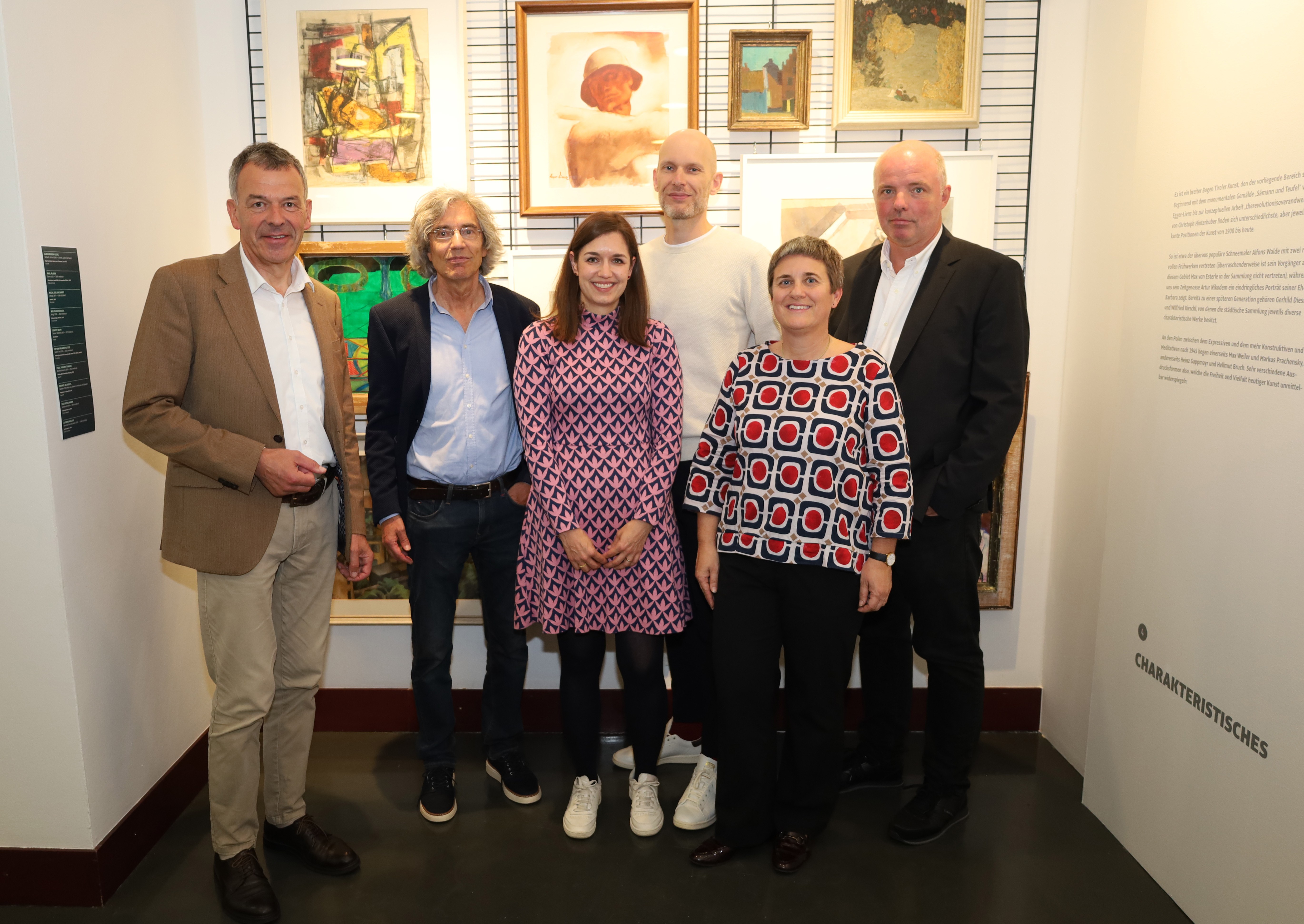 Bei der Eröffnung der Ausstellung „was bleibt“ im Stadtarchiv/Stadtmuseum (v.l.): Vizebürgermeister Georg Willi, Kurator Carl Kraus, Johanna und Stefan Rasberger, Kuratorin Renate Ursprunger und Lukas Morscher (Leiter Stadtarchiv/Stadtmuseum Innsbruck).