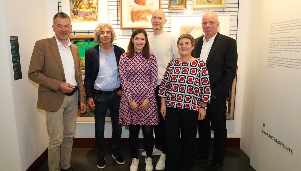 Bei der Eröffnung der Ausstellung „was bleibt“ im Stadtarchiv/Stadtmuseum (v.l.): Vizebürgermeister Georg Willi, Kurator Carl Kraus, Johanna und Stefan Rasberger, Kuratorin Renate Ursprunger und Lukas Morscher (Leiter Stadtarchiv/Stadtmuseum Innsbruck).