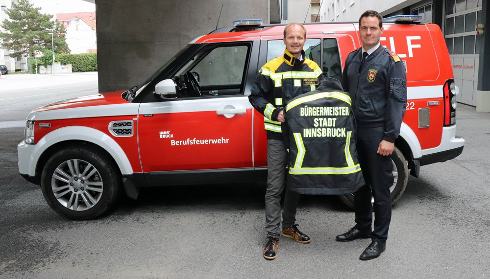 Bürgermeister Johannes Anzengruber (l.) und Branddirektor Helmut Hager bei der offiziellen Übergabe der Einsatzjacke vor der Hauptfeuerwache der Berufsfeuerwehr.