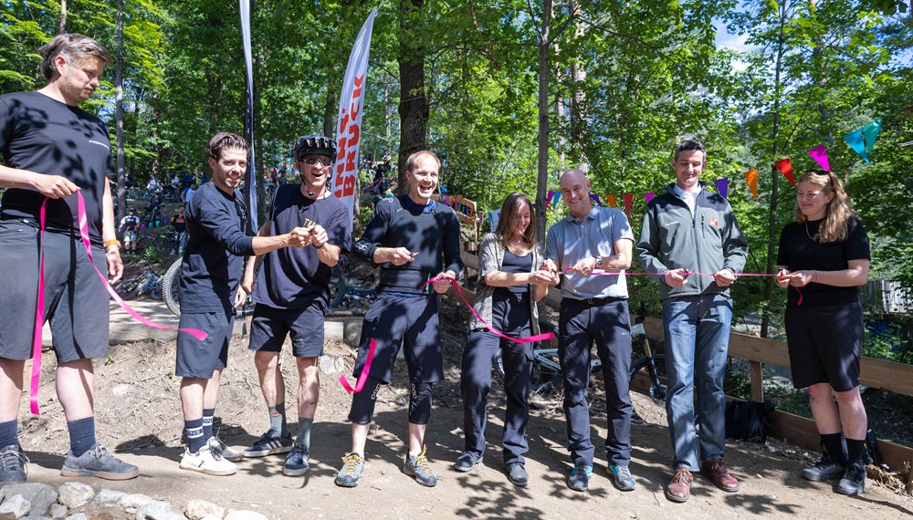 v.l.: Patrick Meraner (MTB Innsbruck), Trail Tech Geschäftsführer Rene Schnöller sowie Projektleiter Nicholas Cody Ferris Heath (Inhaber Trail Tech), Bürgermeister Johannes Anzengruber, Charlotte Eggert (Referat Natur und Erholung), Sportamtsleiter Romuald Niescher, Klaus Pietersteiner (Abteilung Waldschutz Land Tirol) und Verena Böhm-Hennes (MTB Innsbruck) eröffneten gemeinsam die sogenannten „Bichl Trails“ neben dem Freizeitzentrum Baggersee.