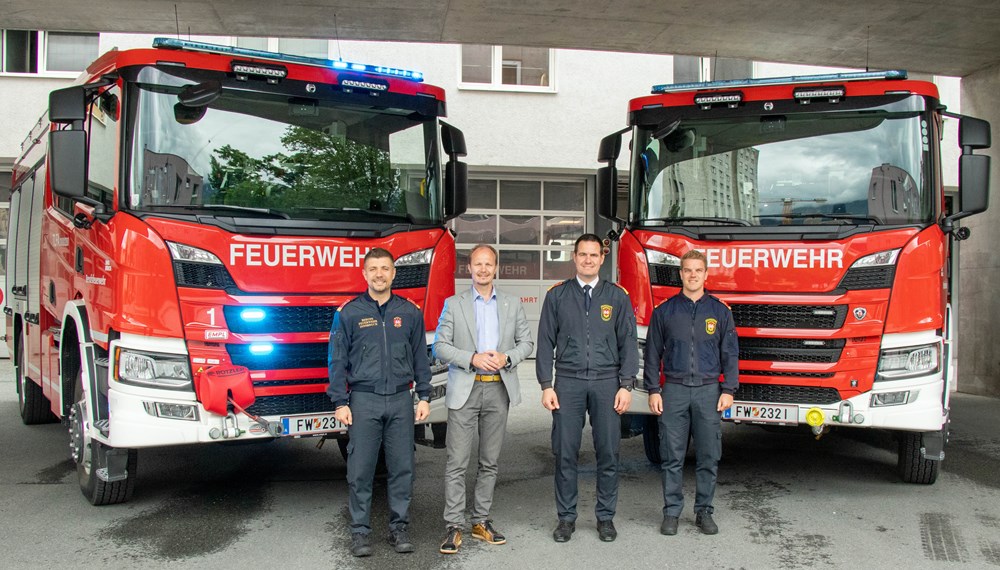 Die Berufsfeuerwehr darf sich über zwei neue Einsatzfahrzeuge freuen: v.l.: Maro Eller (Fachoffizier Fuhrpark), Bürgermeister Johannes Anzengruber, Branddirektor Helmut Hager und Referent Manuel Schieferle (Berufsfeuerwehr – Einsatzbetrieb).