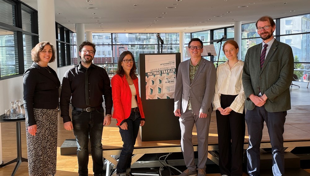 Der gebürtige Schweizer und in Berlin ansässige Autor und Übersetzer Mathias Traxler ist Writer in Residence 2024. Traxler beendet am 26. Juni seinen Aufenthalt mit einer Tandem-Lesung im Literaturhaus am Inn. Gemeinsam mit Norbert Lange wird er über Autoritätstexte vergangener Jahrhunderte improvisieren. Infos unter http://traxlerm.net/
Beim Auftakt in der Stadtbibliothek am 13. Juni: v.l. Katharina Walter und Marco Agnetta (Institut für Translationswissenschaften), Christina Alexandridis (Kulturamt), Mathias Traxler (Writer in Residence 2024), Yolanda Schöpf (Musikalische Begleitung Querflöte) und Jürgen Fuchsbauer (Dekan philologisch-kulturwissenschaftliche Fakultät der UNI Innsbruck)