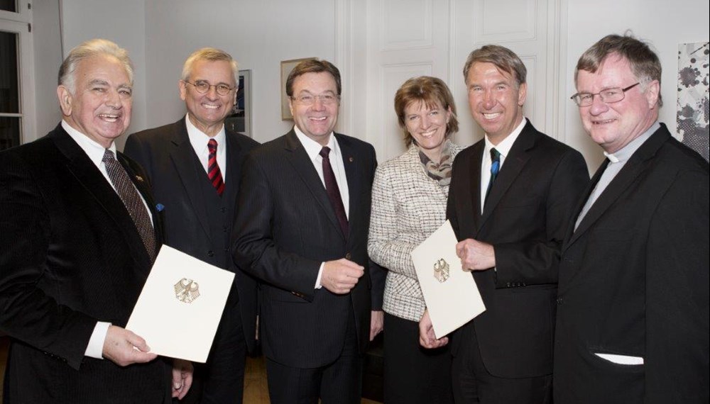 Bei der Einführung des neuen deutschen Honorarkonsuls Dietmar Czernich (2.v.r.) und der Verabschiedung von Ernst Wunderbaldinger (1.v.l.) Ende Jänner 2015 gratulierten der Botschafter der Bundesrepublik Deutschland Detlev Rünger, Landeshauptmann Günther Platter, Bürgermeisterin Christine Oppitz-Plörer und Bischof Manfred Scheuer (v.l.n.r.).