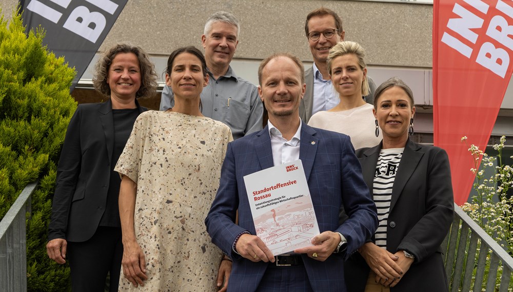 Die Ergebnisse des zweijährigen Entwicklungsprozesses zur Standortoffensive Rossau wurden im Rahmen einer Pressekonferenz im FUNTASY Bildungszentrum vorgestellt: v. l. n. r.: Heike Kiesling (Innsbruck Marketing), Stadträtin Janine Bex, Unternehmervertreter Markus Dax (Geschäftsführer STEKA Werke und Mitglied der Steuerungsgruppe), Bürgermeister Johannes Anzengruber, Unternehmervertreter Dieter Unterberger (Geschäftsführer Autowelt Unterberger und Mitglied der Steuerungsgruppe), Daniela Allmeier (Prozessbegleiterin, Geschäftsführerin Planungsbüro Raumposition OG) und Stadträtin Mariella Lutz.