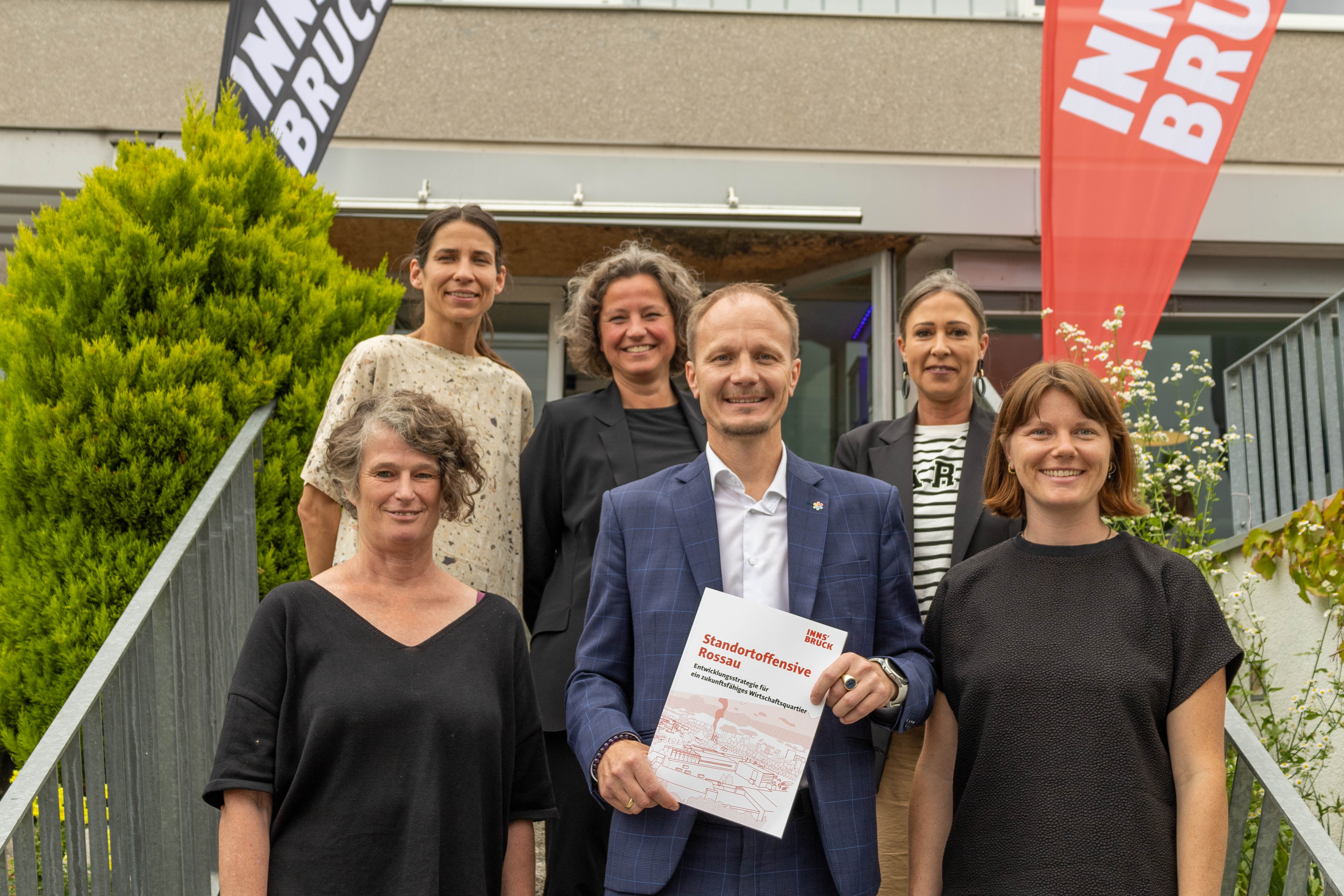 Im Rahmen der Pressekonferenz wurden die neuen Quartiersmanagerinnen Verena Engl (vo. re.) und Gudrun Pechtl (vo. li.) vorgestellt.