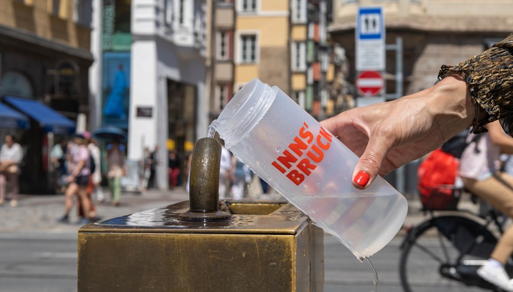 Ein gesunder Wasserhaushalt hilft Hitzephasen zu
überstehen. Wenn Ihnen das Trinkwasser ausgeht,
können Sie es bei einem der 152 Trinkbrunnen der Stadt kostenlos nachfüllen oder bei einem Geschäft, das an der Wassertropfen-Aktion teilnimmt, erkennbar am blauen Wassertropfen-Sticker am Fenster.