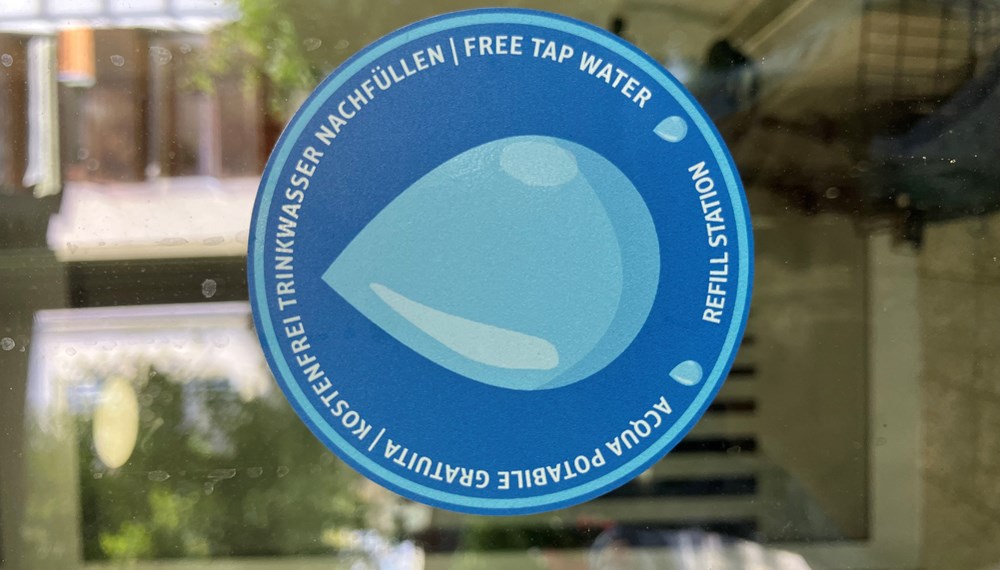 Der Wassertropfen kennzeichnet jene Innsbrucker Geschäfte, die an der Wassertropfen-Aktion teilnehmen.